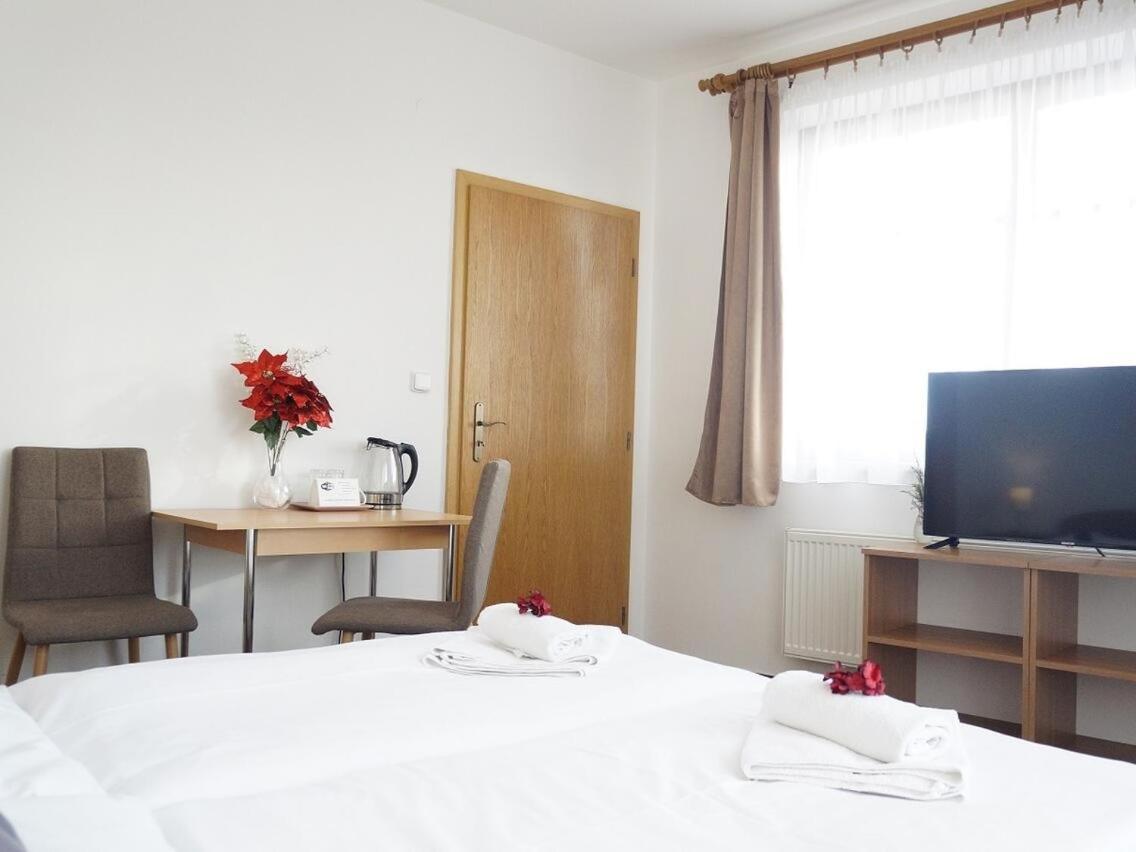 Hotel U Brany Угерски-Брод Экстерьер фото